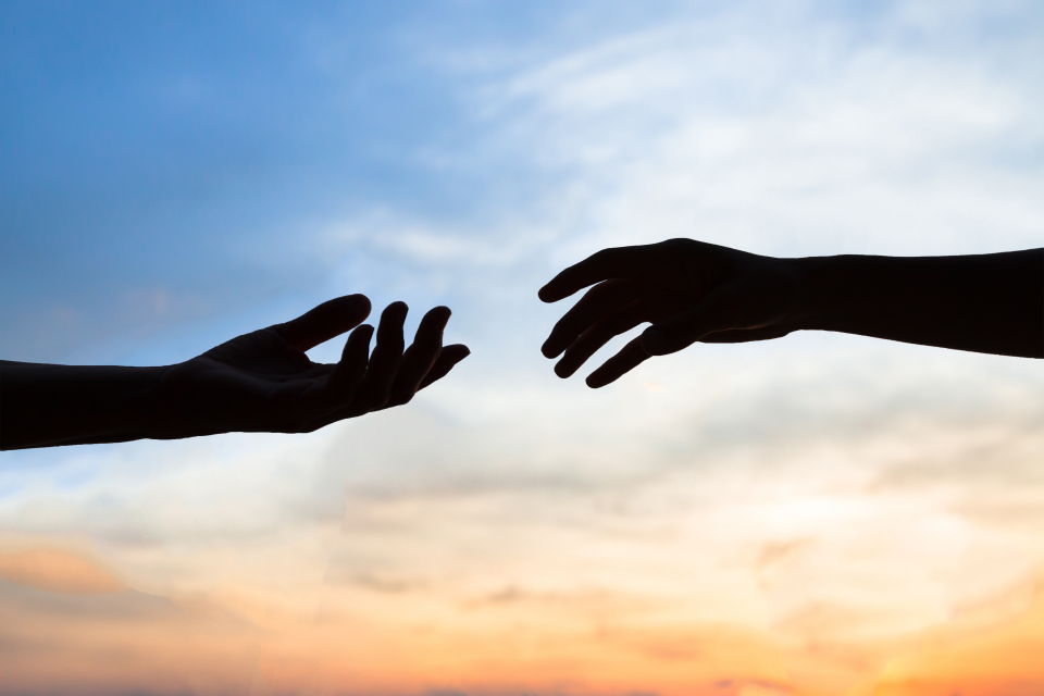Prévention du Suicide - Aider un proche - deux mains tendues symbolisant l'espoir